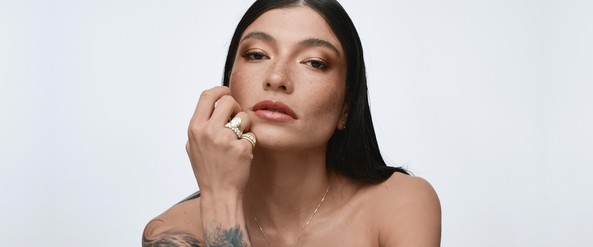 Oro blanco qué es, de qué está hecho y por qué enamora en joyería