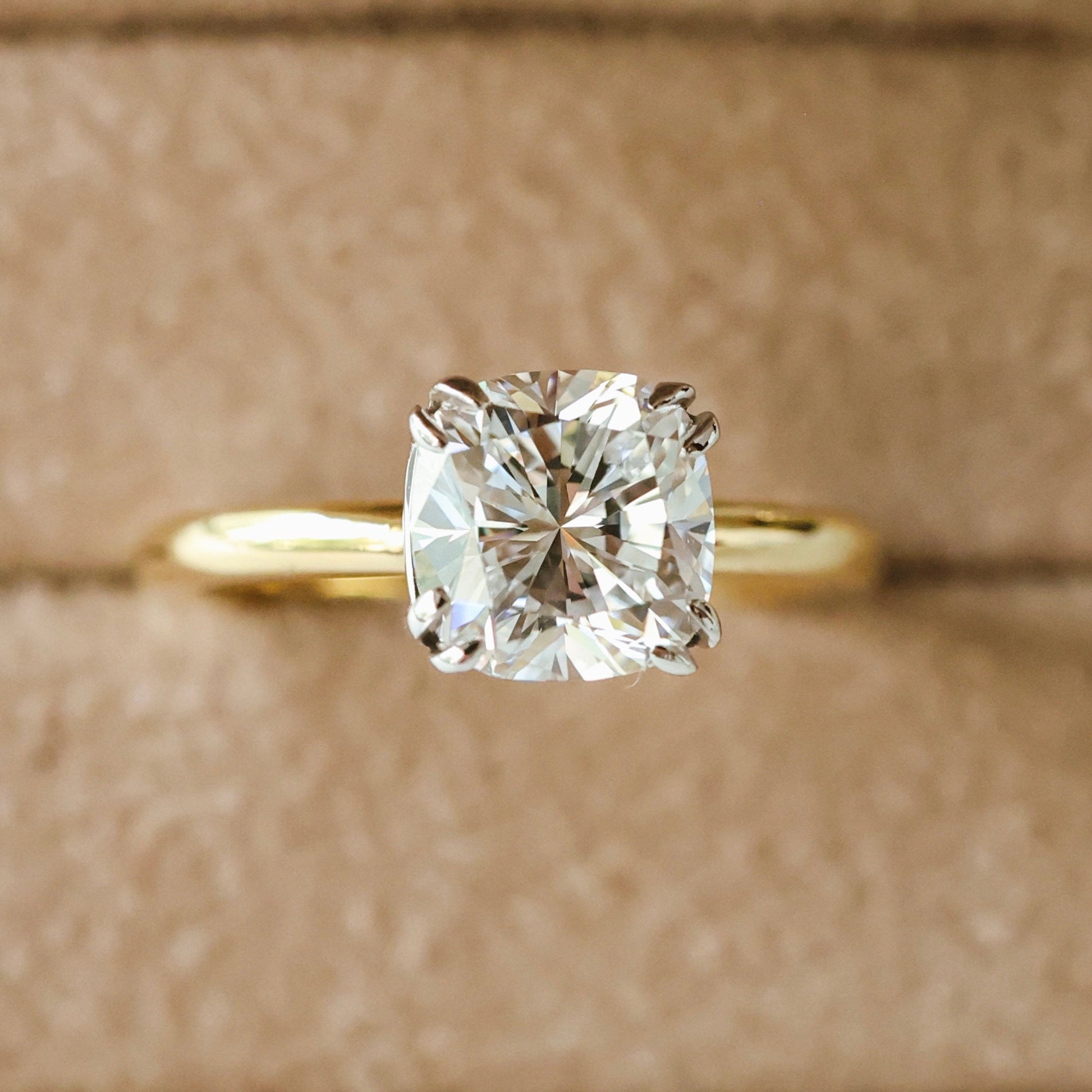El diamante se muestra con 1.50cts