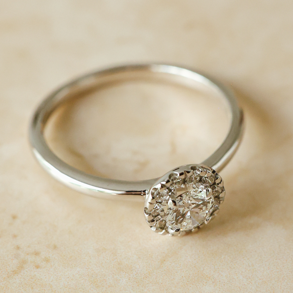 El diamante se muestra con 0.50cts