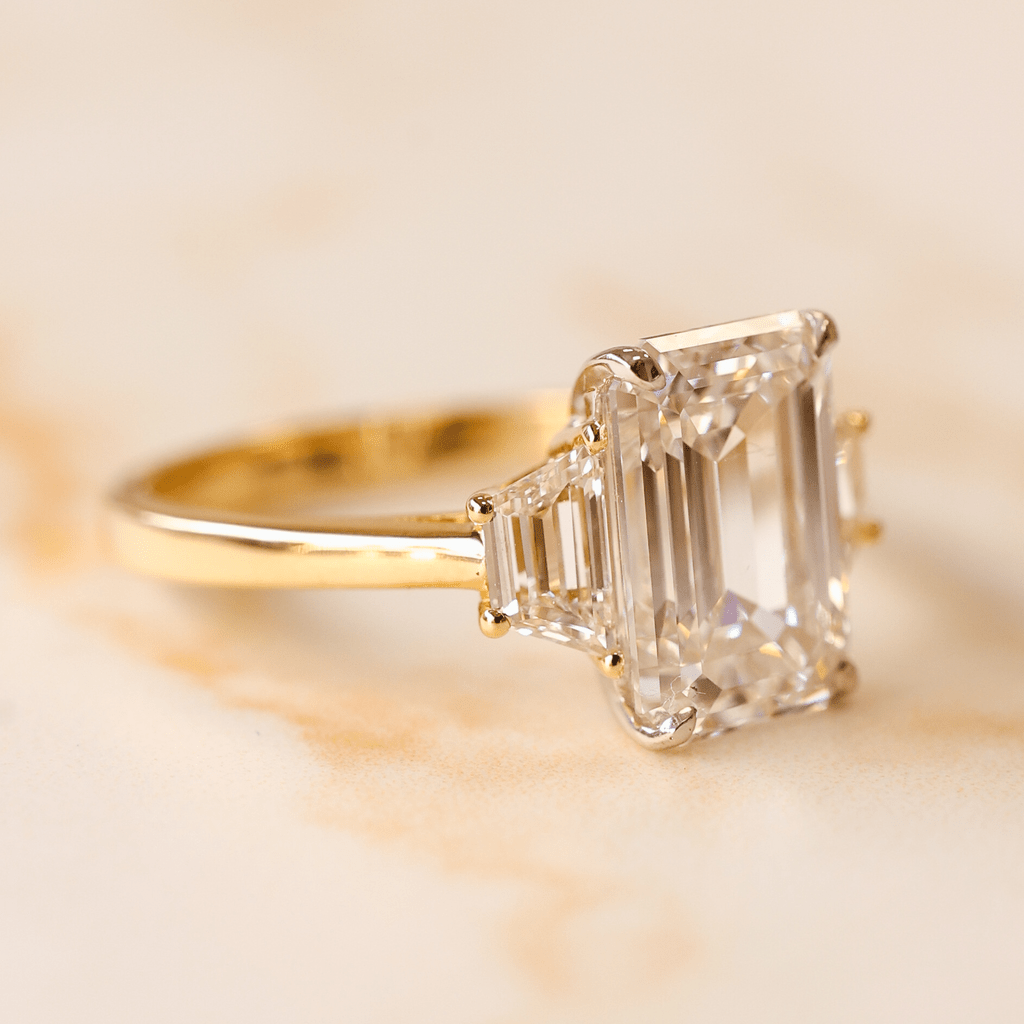 Anillo Emerald Trilogía - The Bright Club