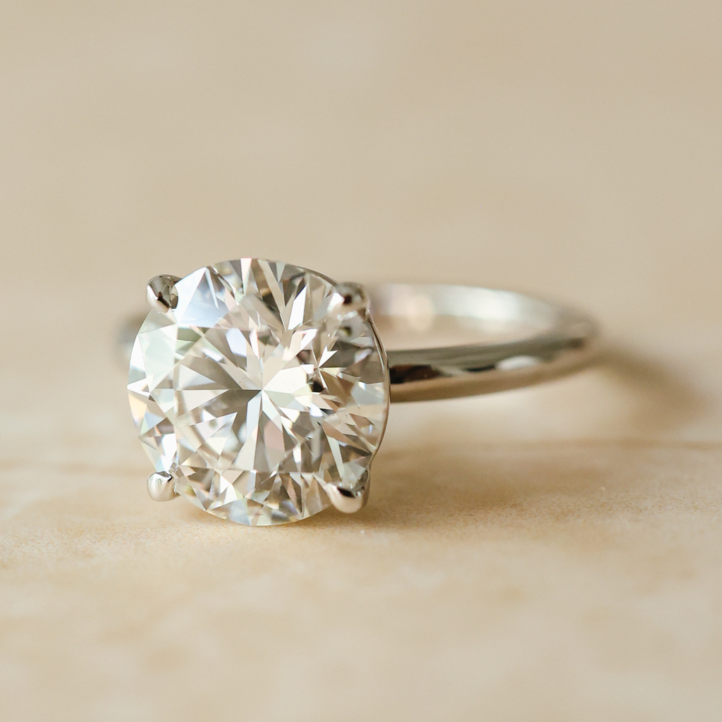 El diamante se muestra con 3.00cts