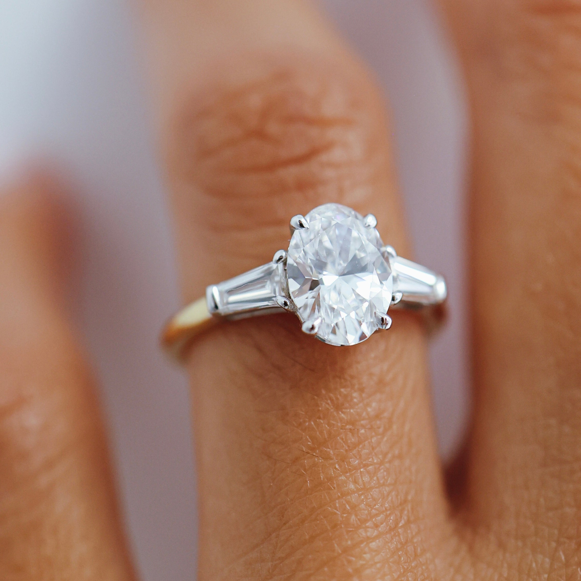 Anillo Velvet con diamante de laboratorio.