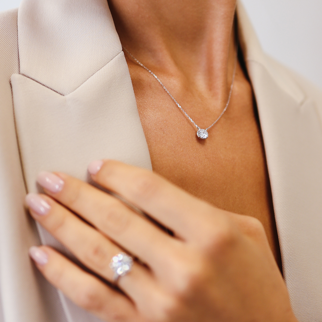 El diamante se muestra con 1.00cts