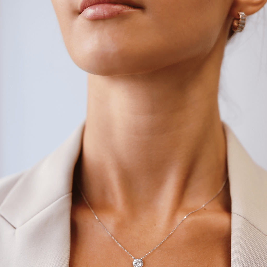 El diamante se muestra con 1.00cts