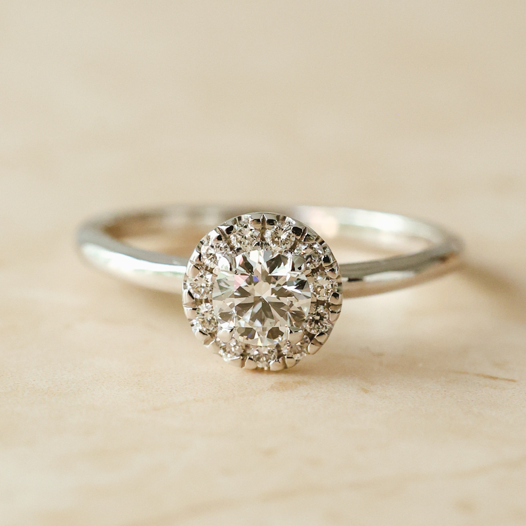 El diamante se muestra con 0.50cts