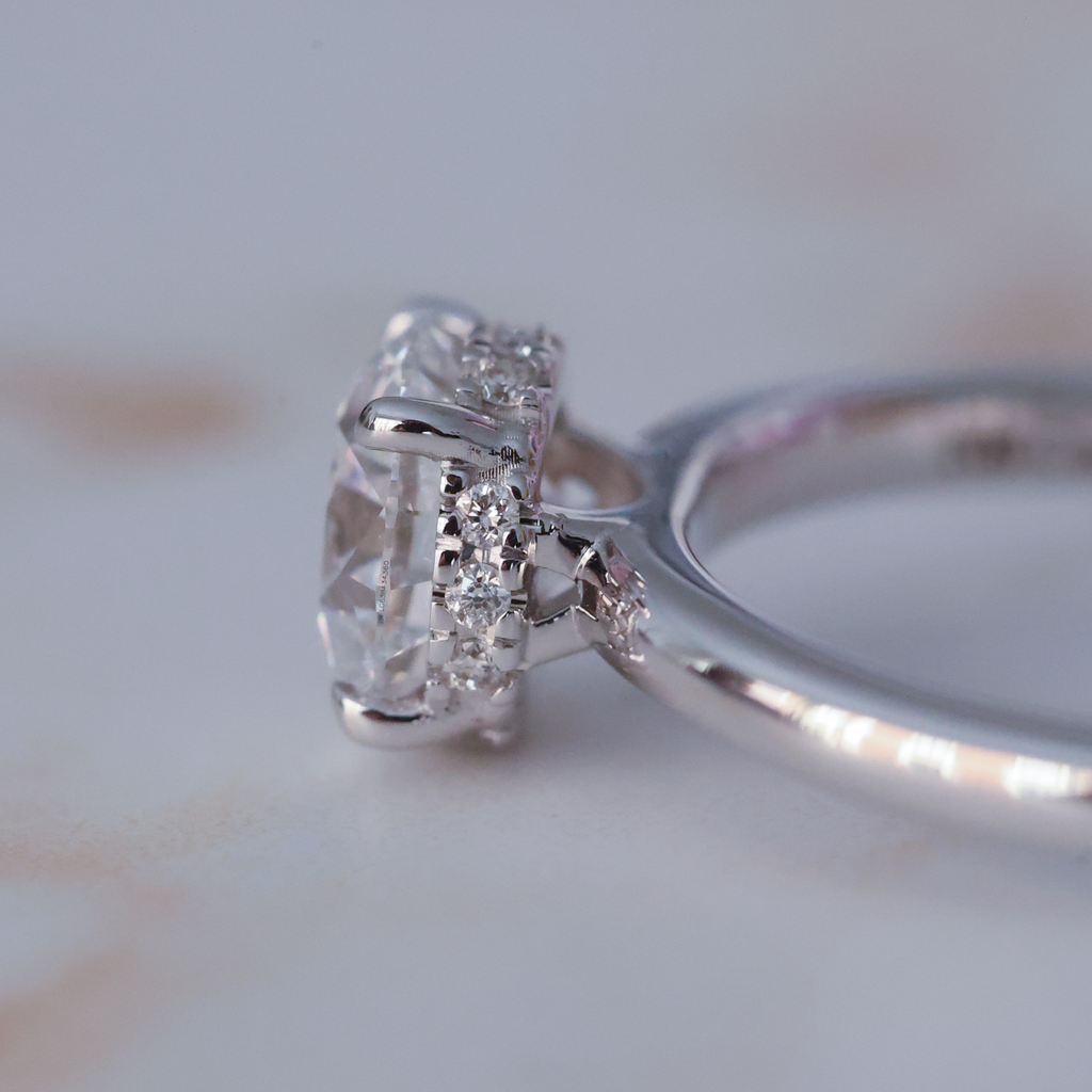 El diamante se muestra con 1.00cts