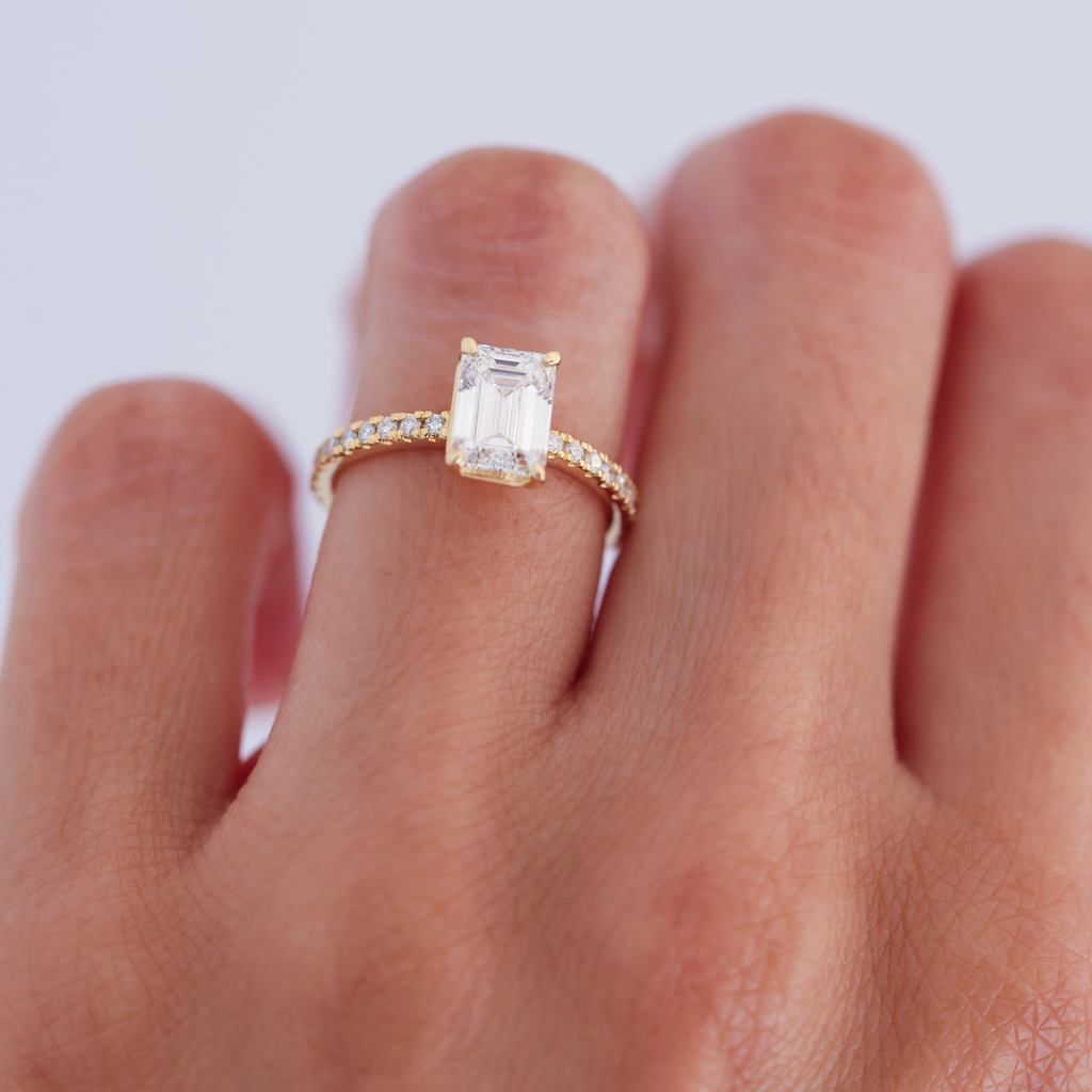 El diamante se muestra con 1.50cts