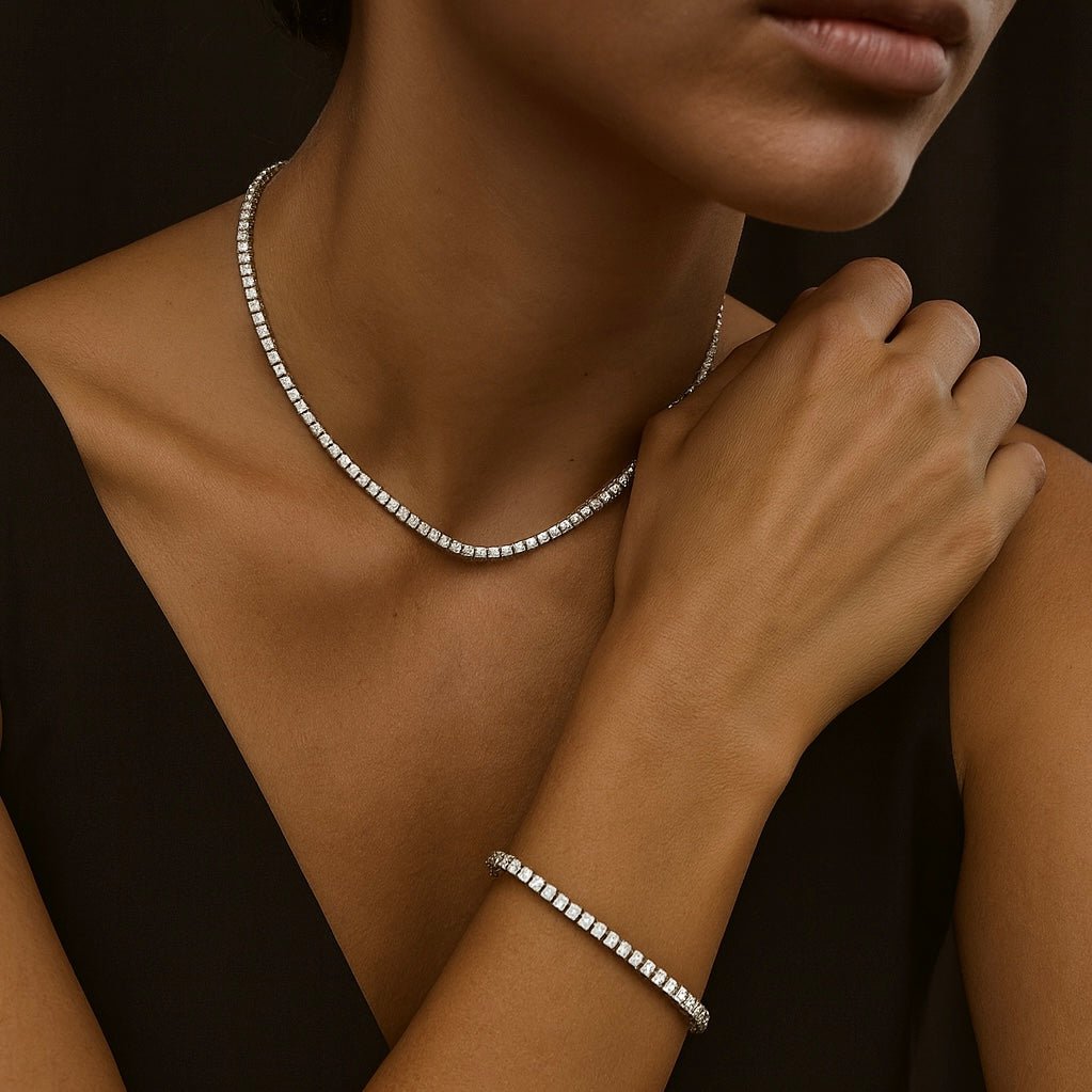 Mujer con collar tenis classic y pulsera