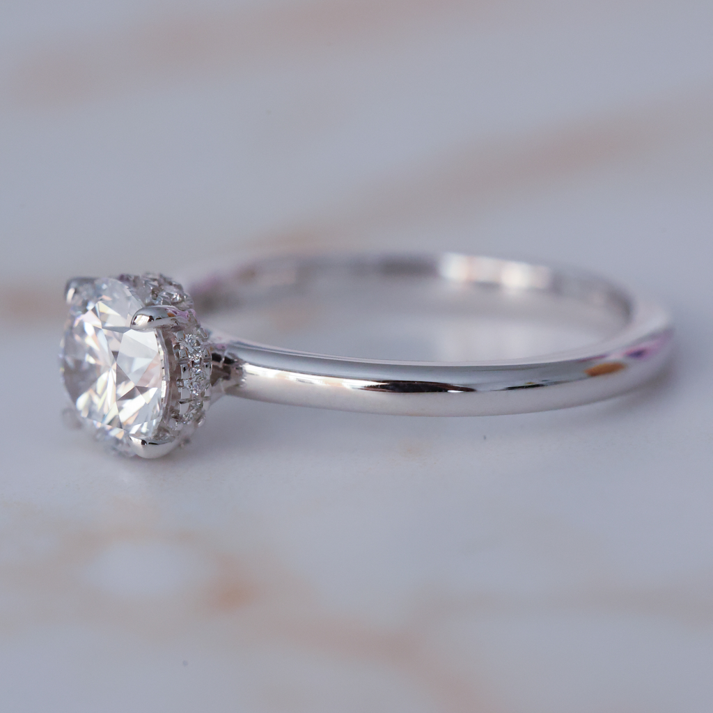 El diamante se muestra con 1.00cts