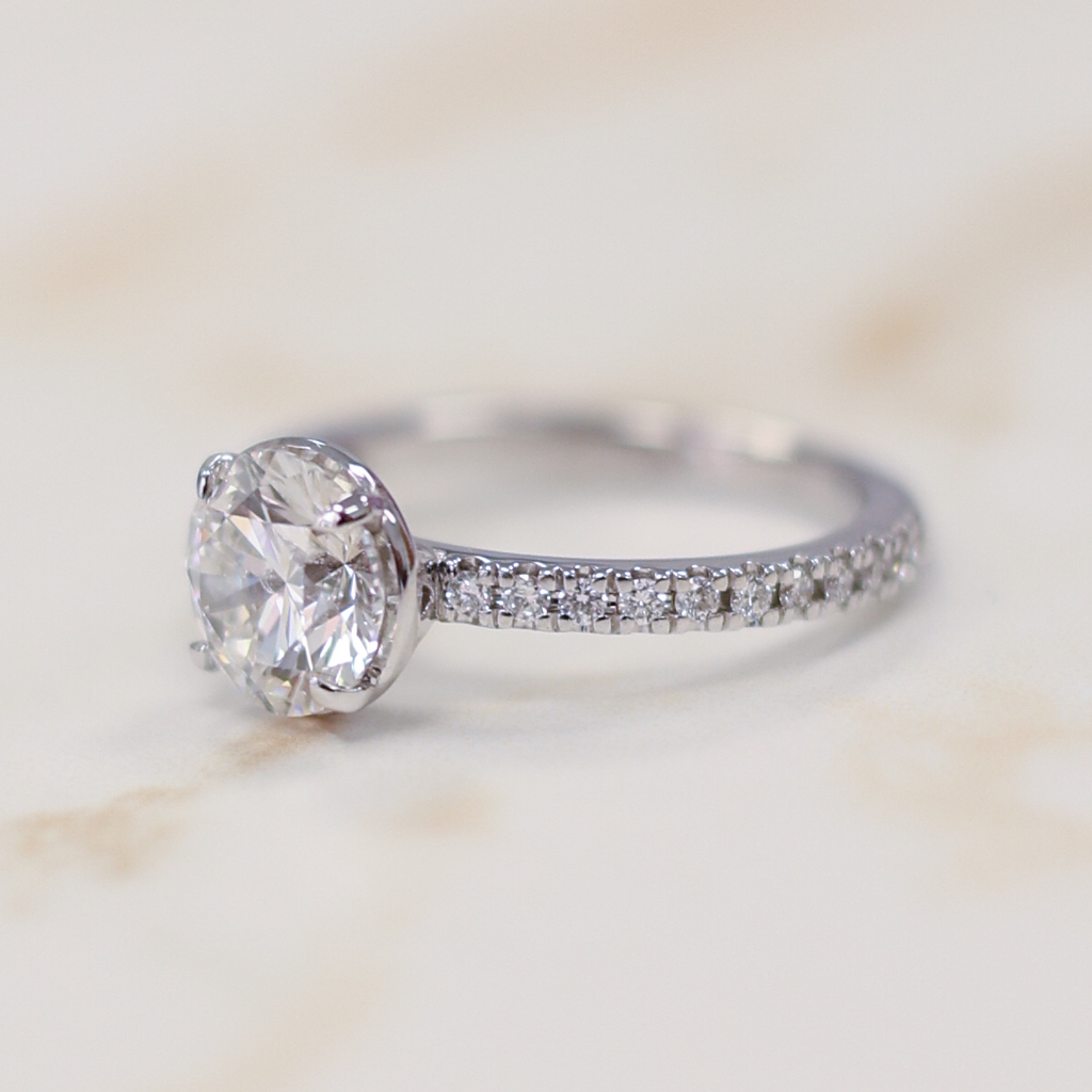 El diamante se muestra con 1.50cts