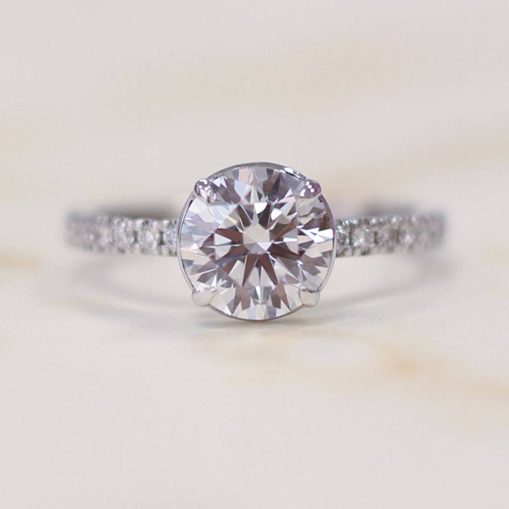 El diamante se muestra con 1.50cts