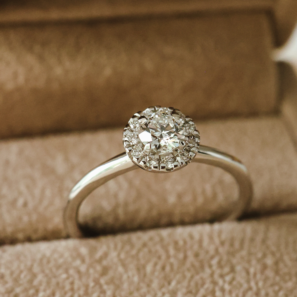 El diamante se muestra con 0.50cts