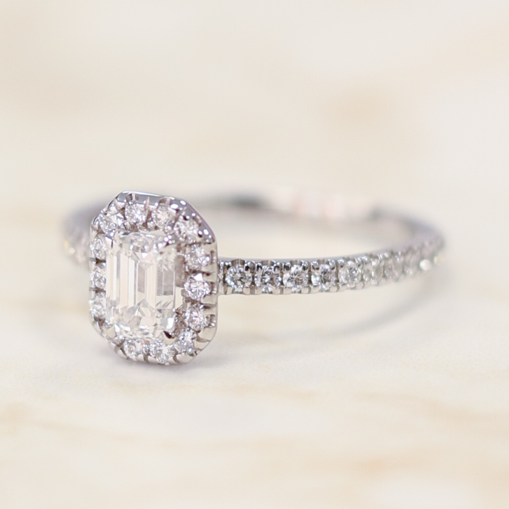 El diamante se muestra con 0.50cts