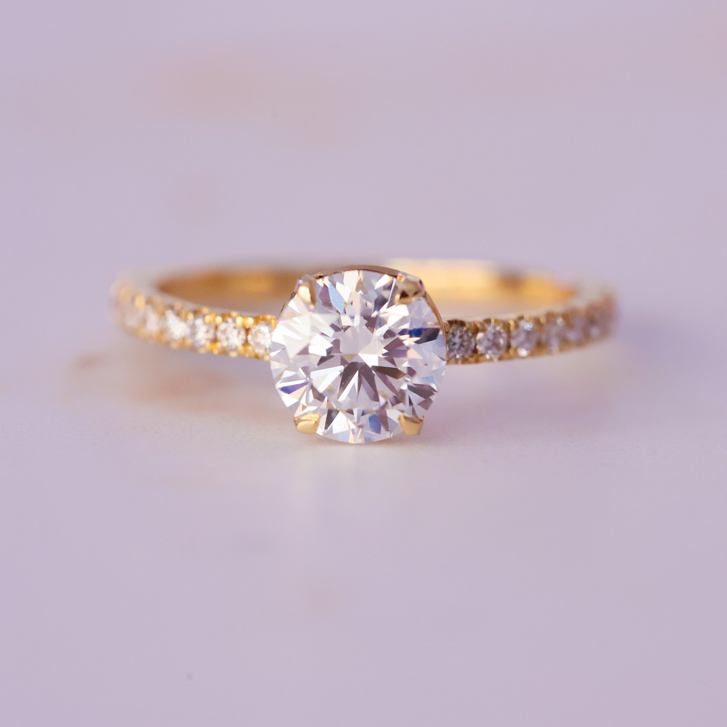 El diamante se muestra con 1.00cts