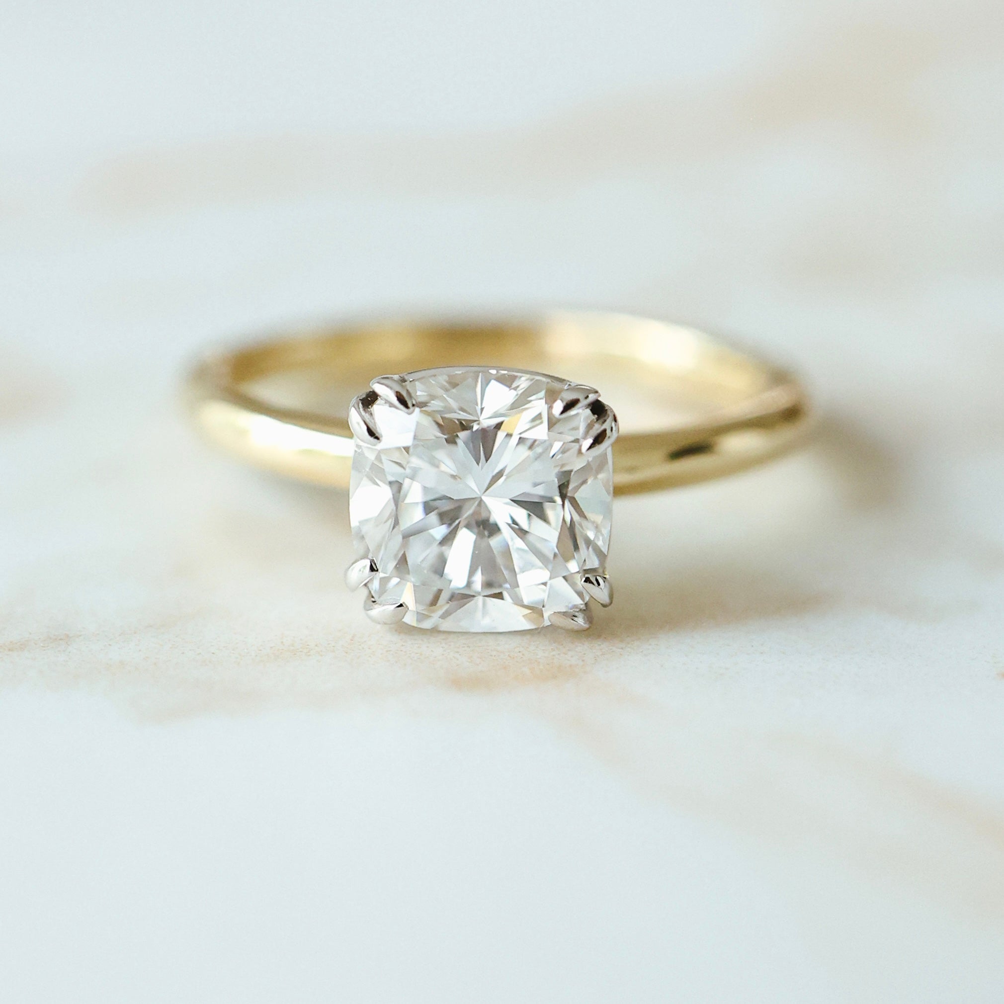 El diamante se muestra con 1.50cts