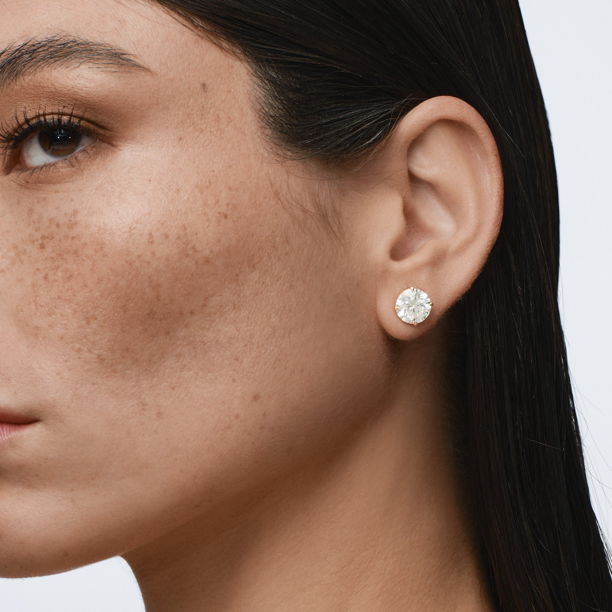 El diamante se muestra con 2.50cts