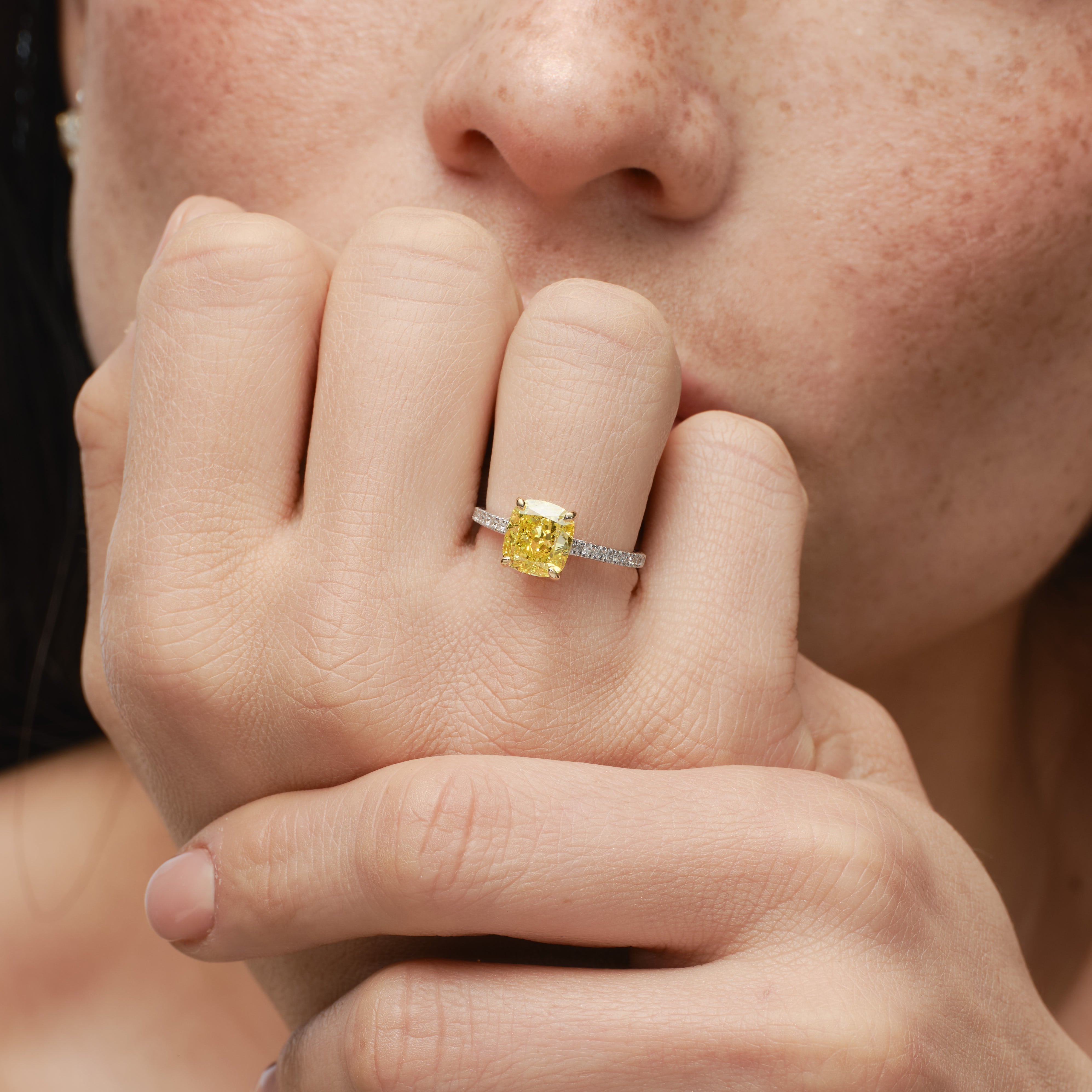 Anillo Fancy Vivid Yellow
