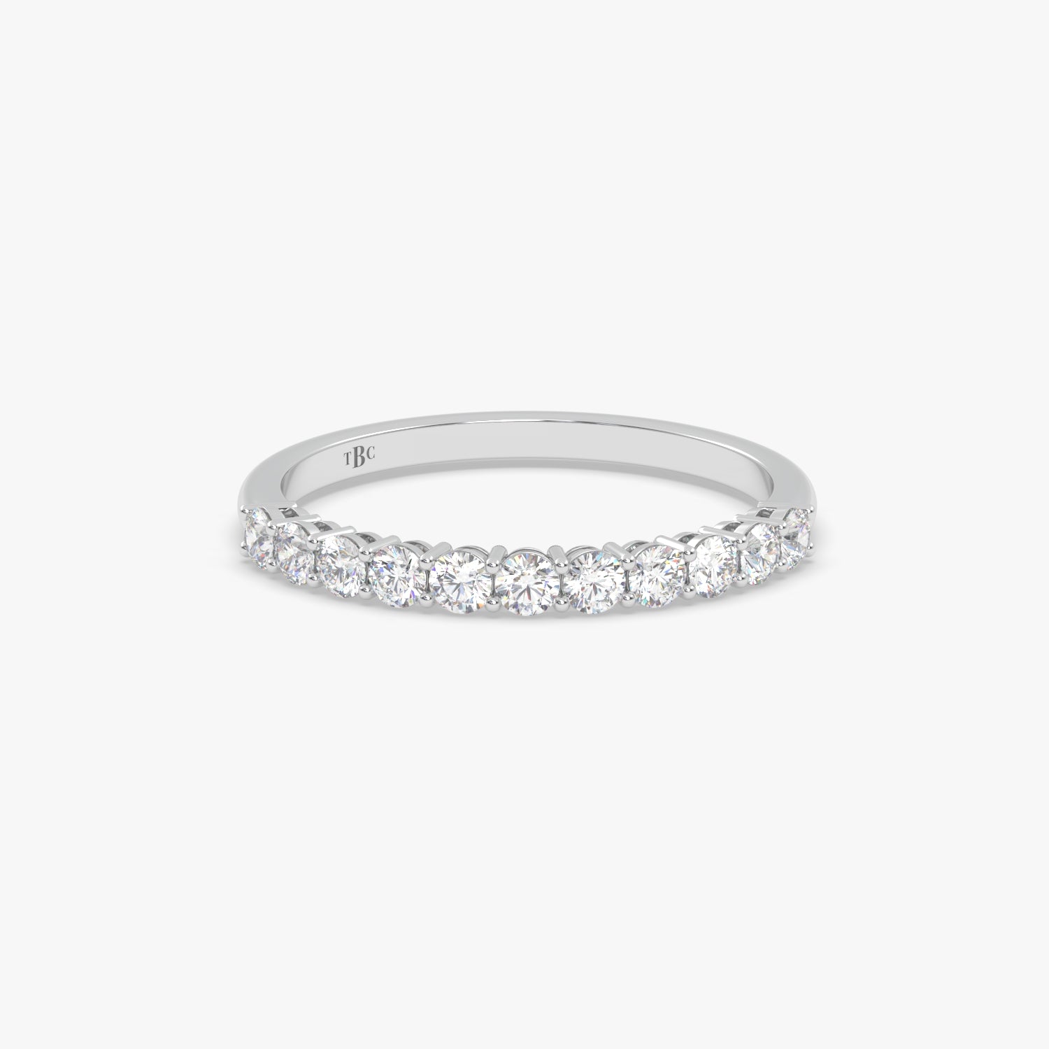El diamante se muestra con 0.65cts