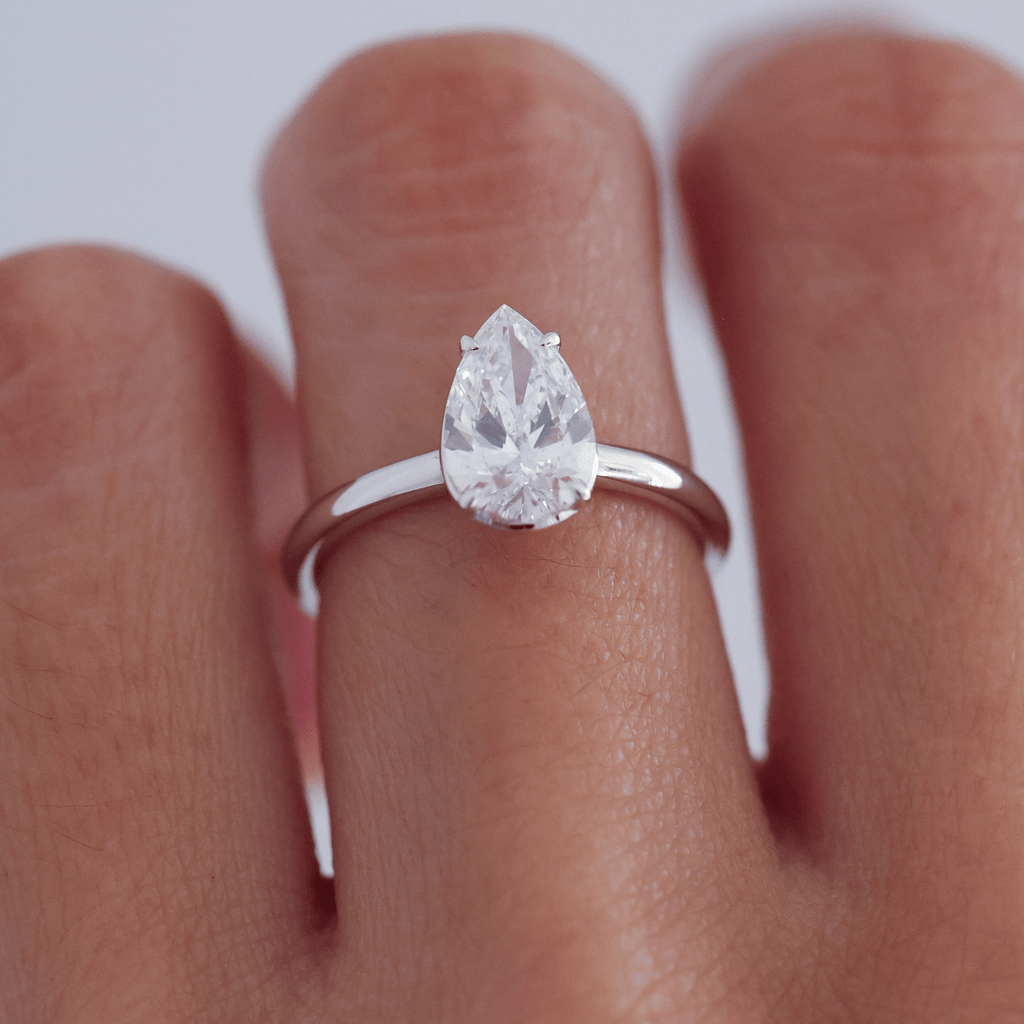 Anillo Duchess Emerald - The Bright Club