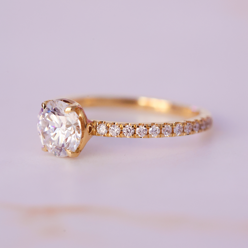 El diamante se muestra con 1.00cts