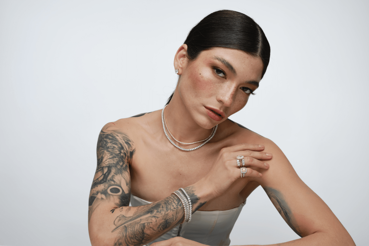 Collar según el escote: qué joya llevar con cada tipo de cuello - The Bright Club