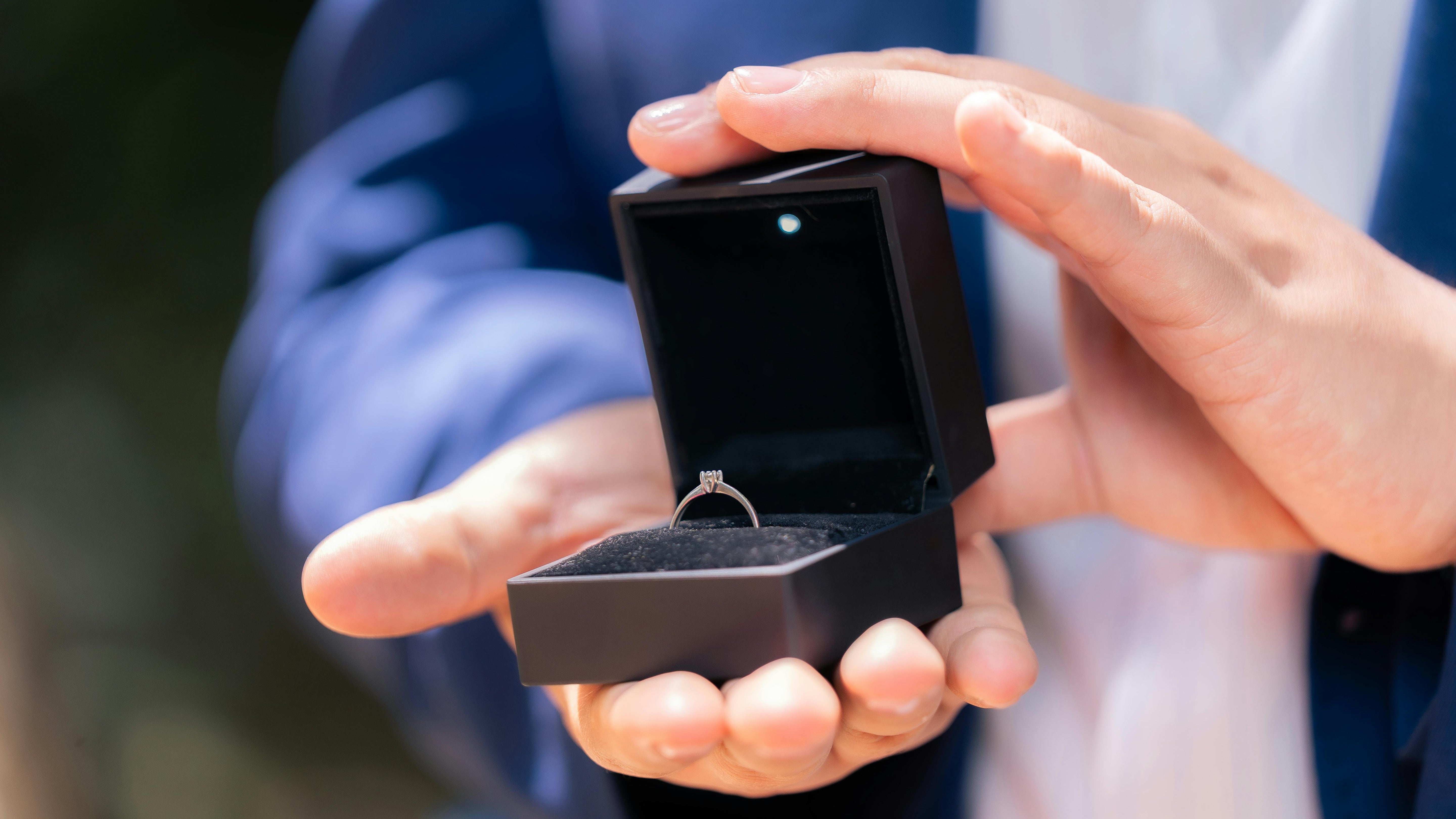 Anillo de compromiso para hombre y cómo elegir el adecuado