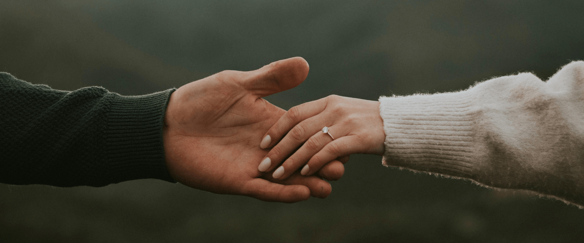 En qué mano se pone el anillo de compromiso: la guía definitiva - The Bright Club