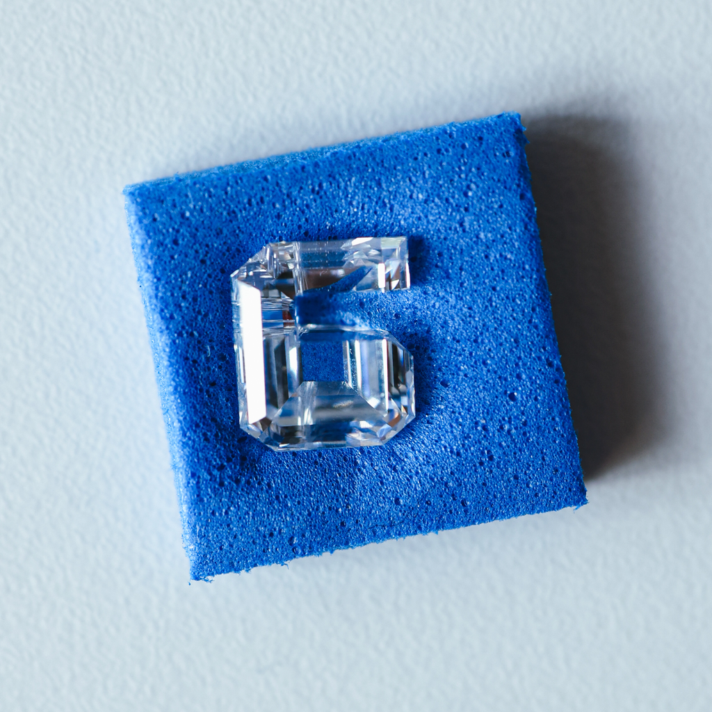 Letra G con diamantes