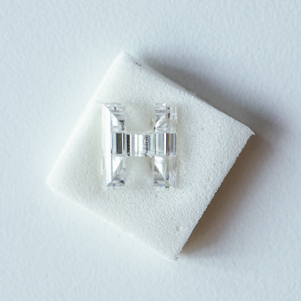 Letra M con diamantes blancos