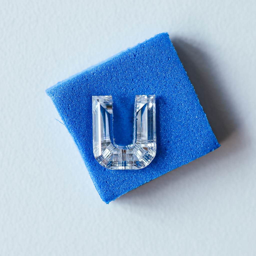 Letra U con diamantes