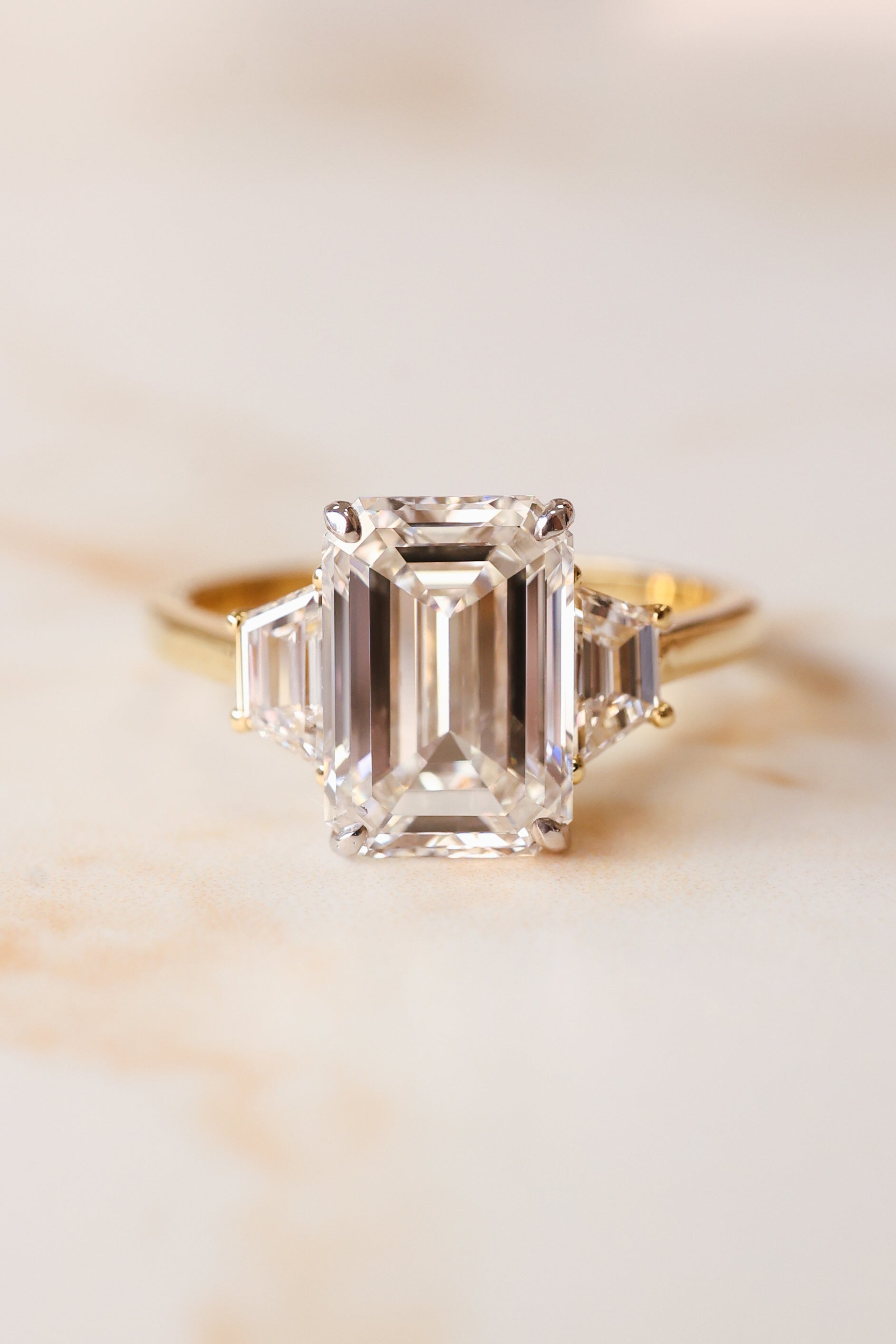 Anillo oro amarillo diamante Emerald