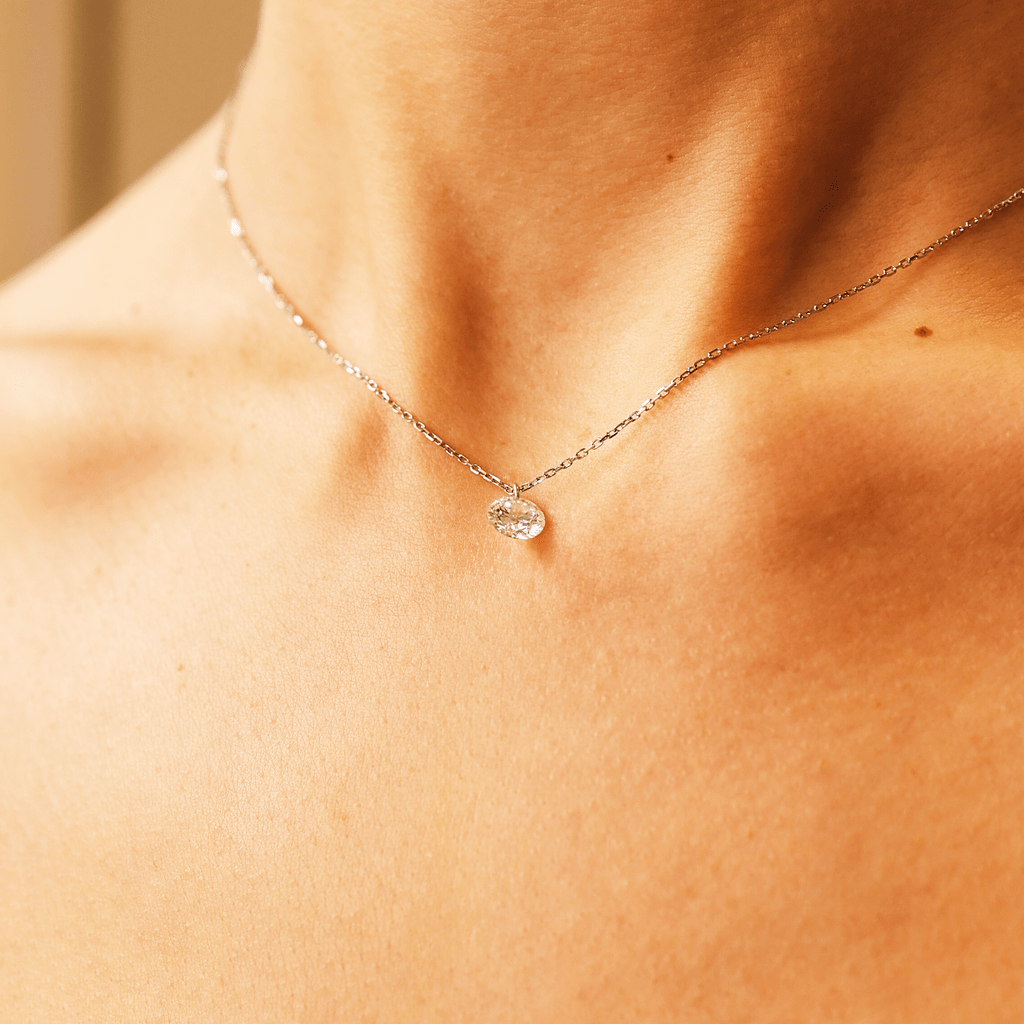 Gargantilla de oro con diamante solitario perforado - The Bright Club