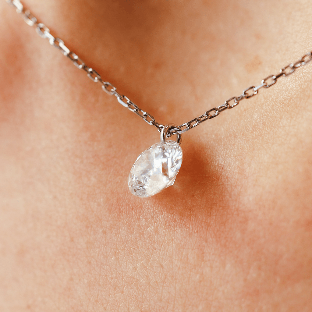 Gargantilla de oro con diamante solitario perforado - The Bright Club