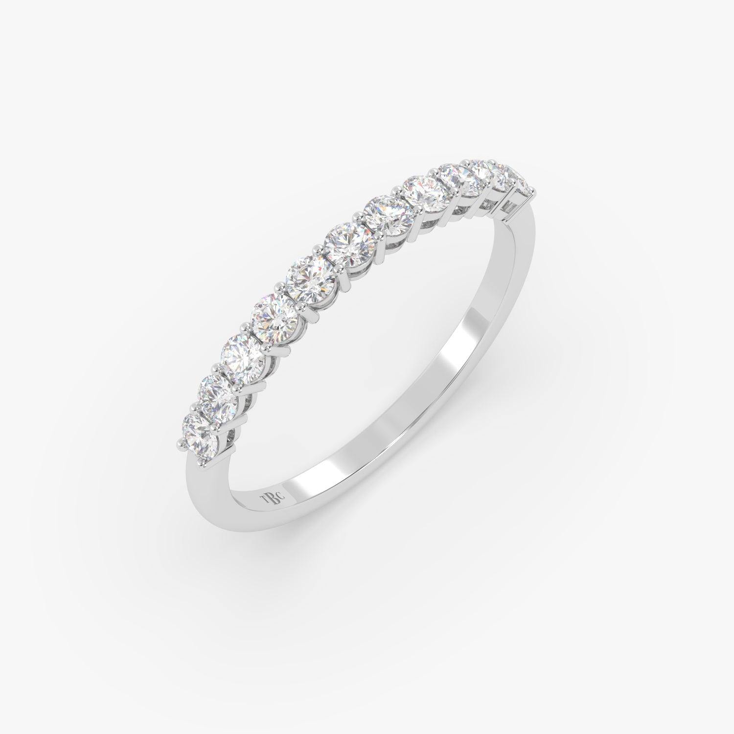 El diamante se muestra con 0.65cts