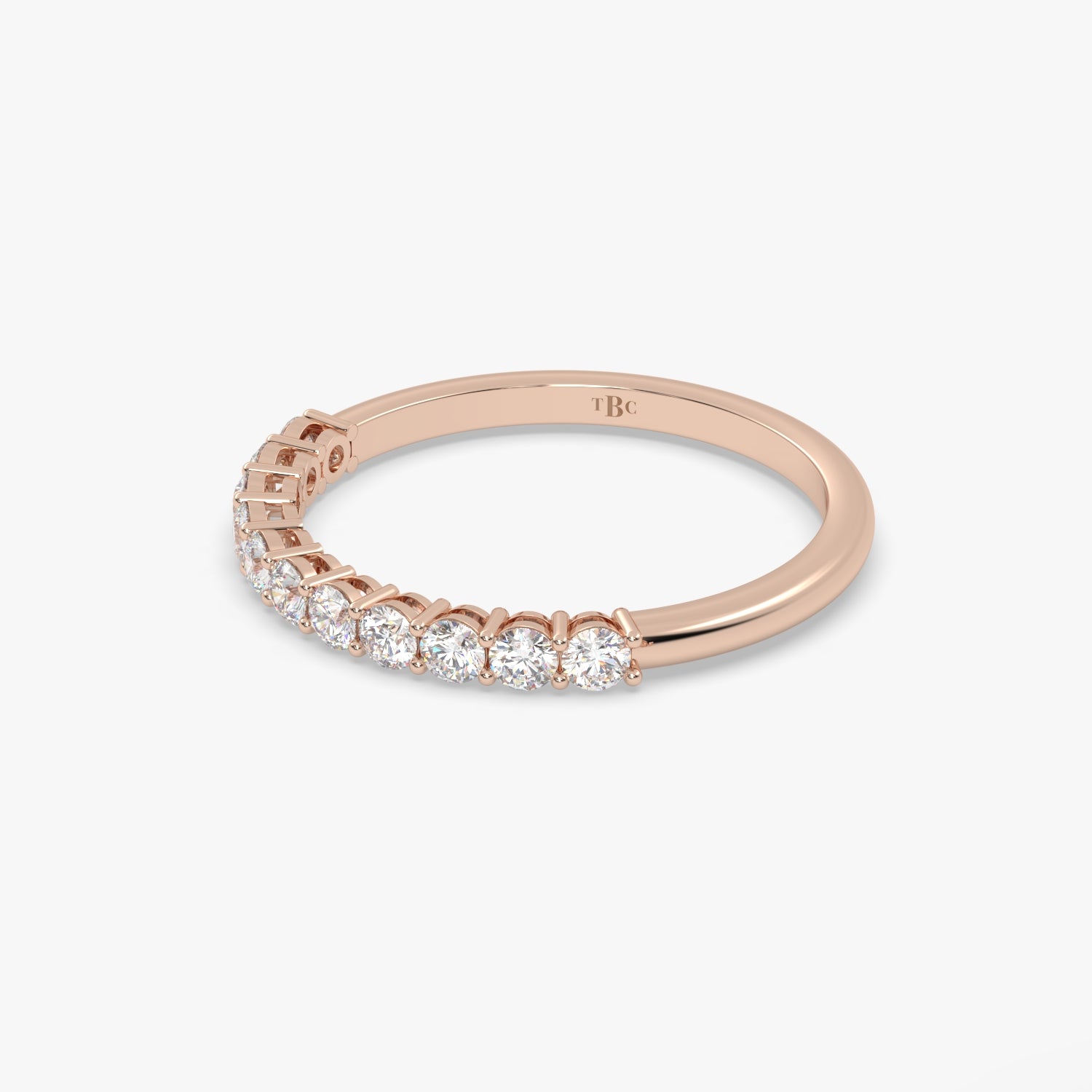 El diamante se muestra con 0.65cts