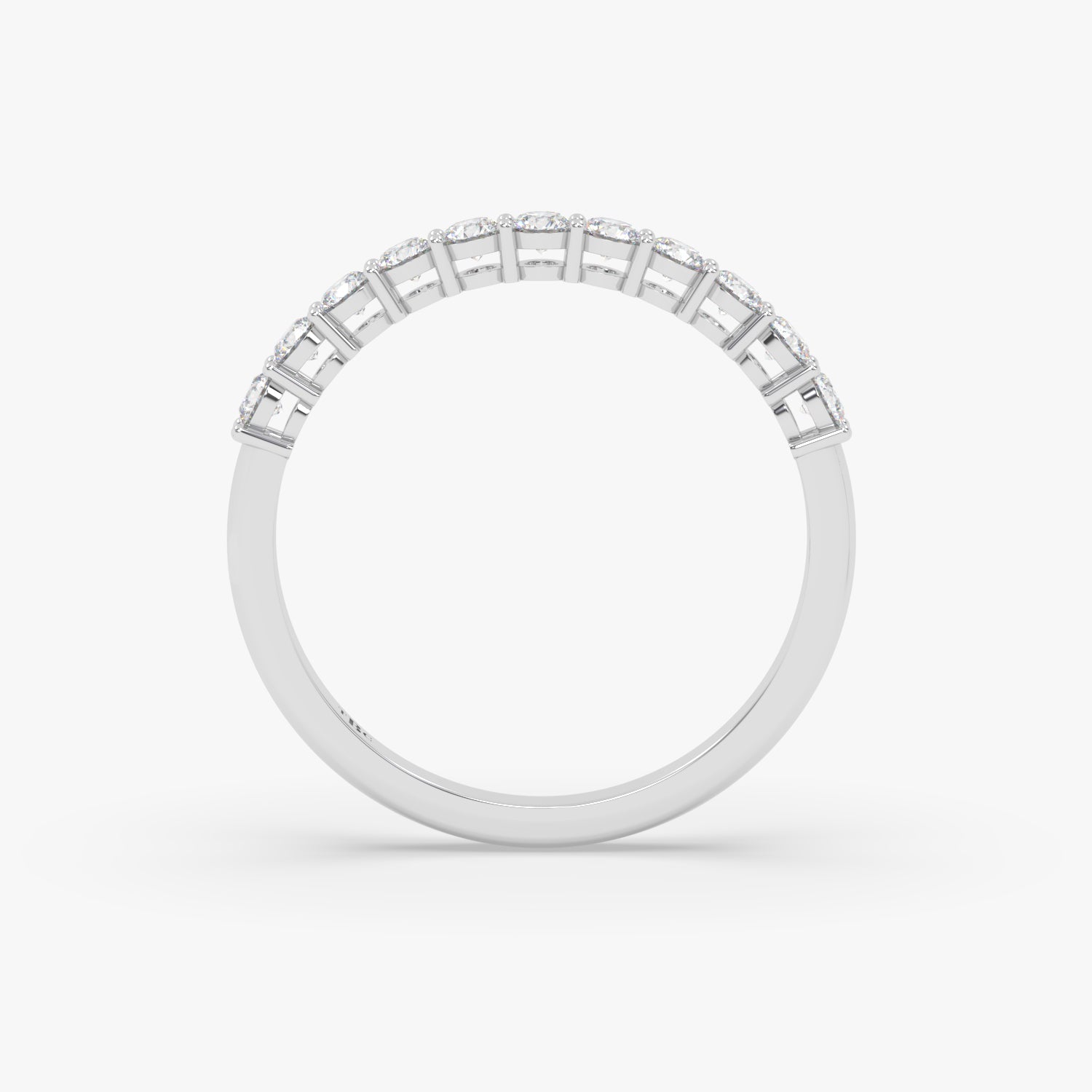 El diamante se muestra con 0.65cts
