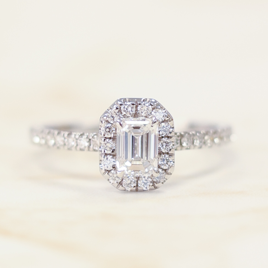 El diamante se muestra con 0.50cts