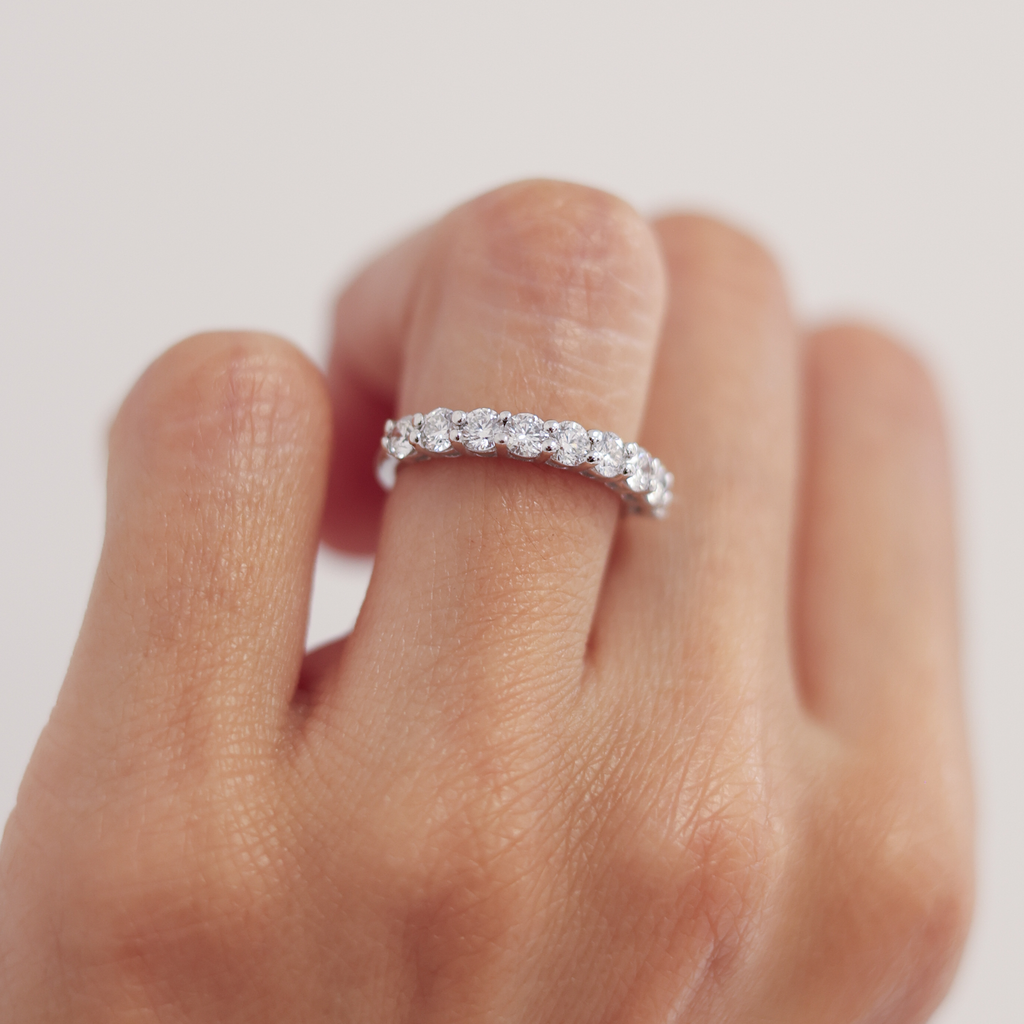 El diamante se muestra con 0.65cts