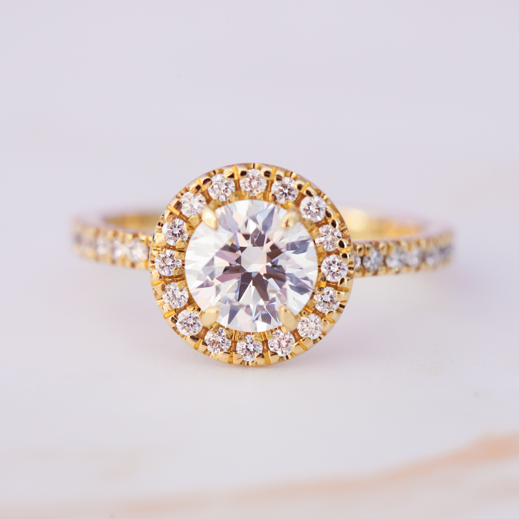 El diamante se muestra con 1.00cts