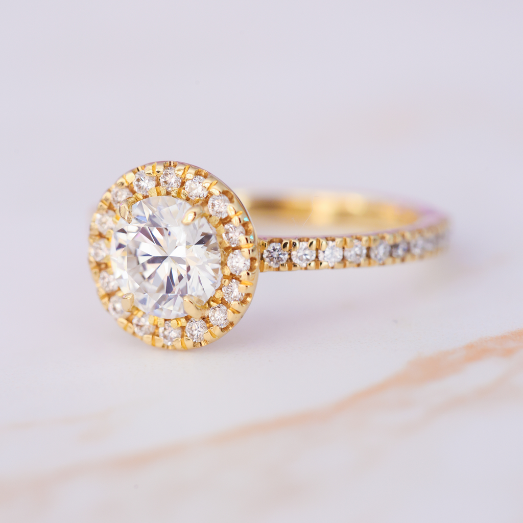 El diamante se muestra con 1.00cts