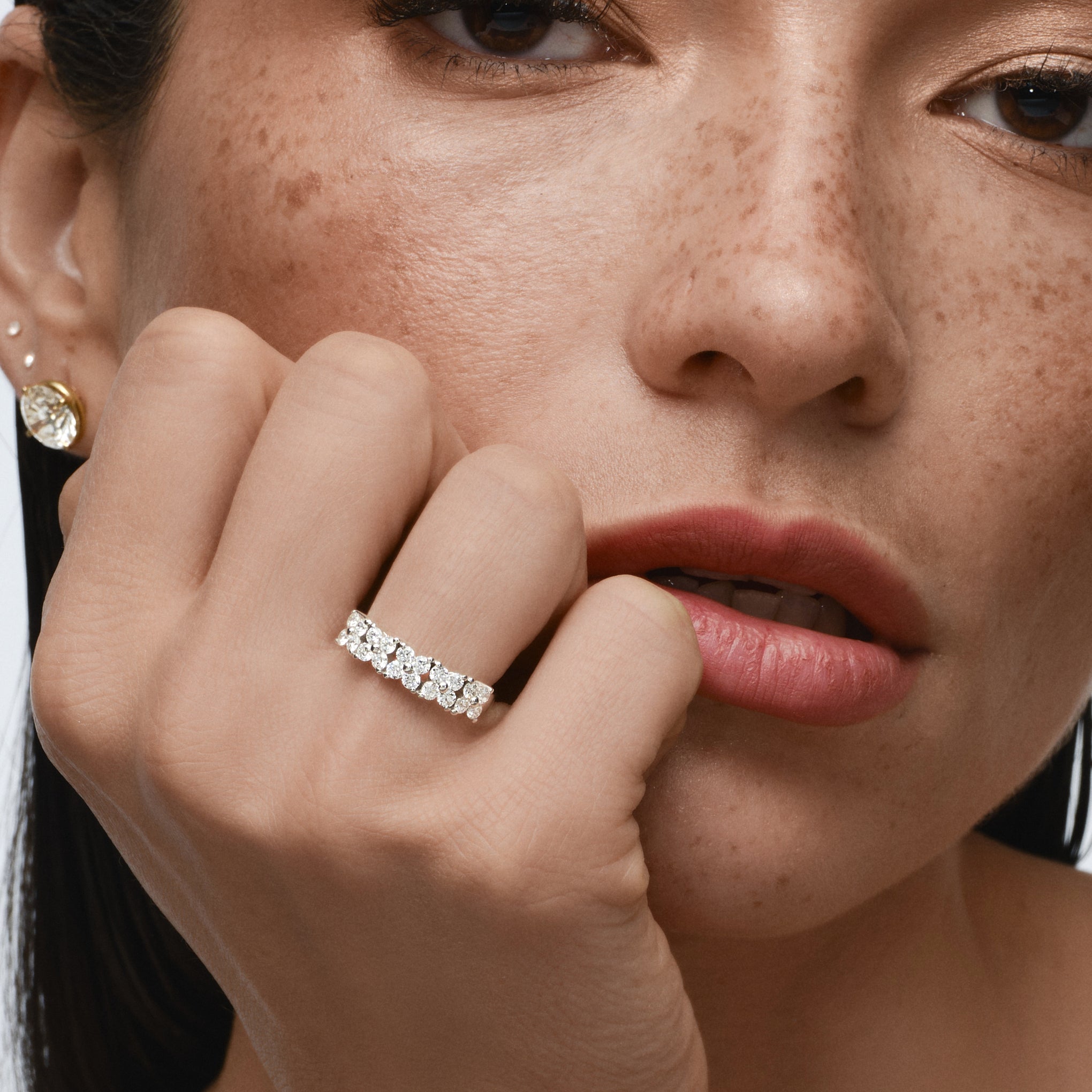 Mujer con alianza Felicity oro amarillo