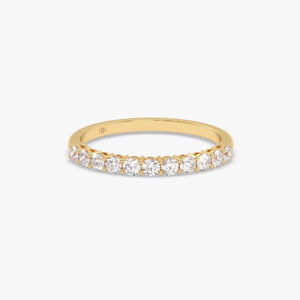 El diamante se muestra con 0.65cts