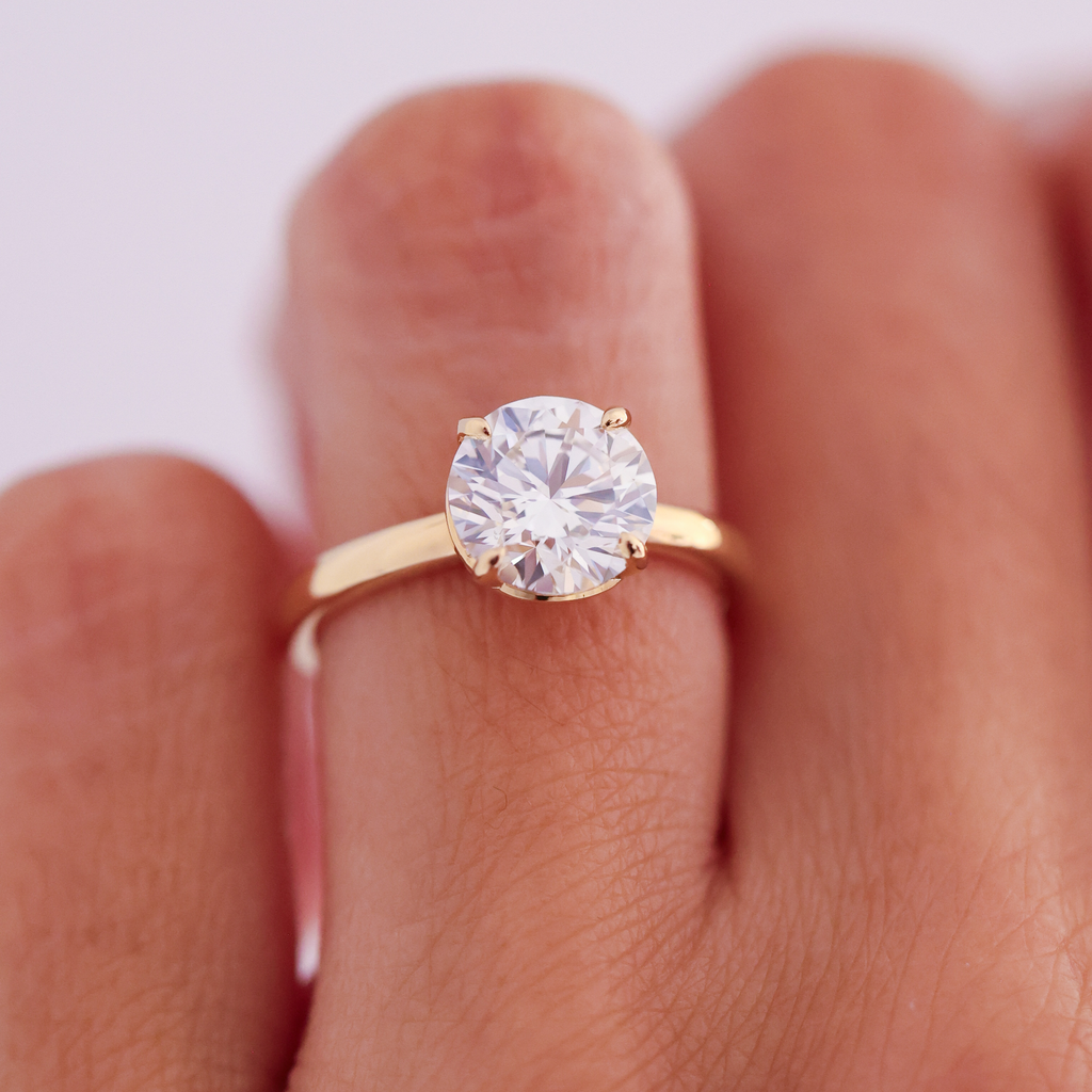 El diamante se muestra con 1.50cts