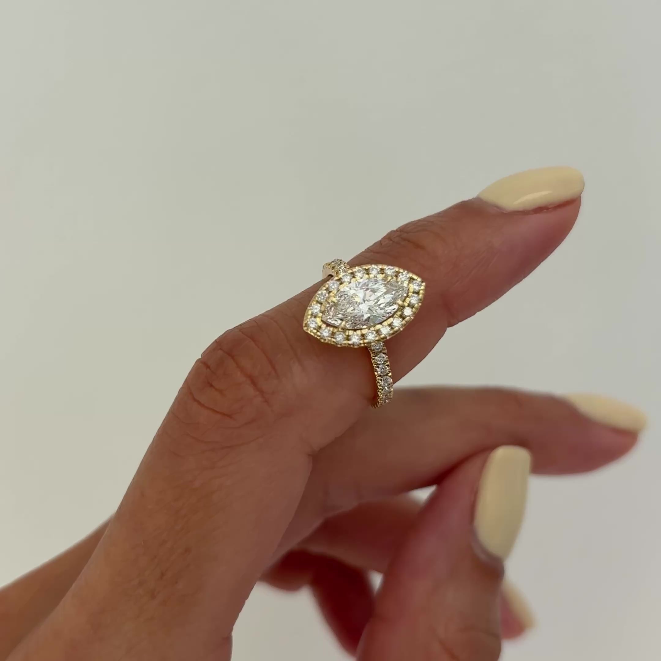 El diamante se muestra con 1.00cts