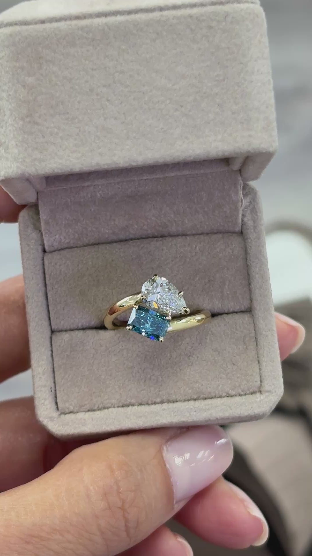 Se muestra diamante Pera 0.70ct y diamante Emerald 1.00ct