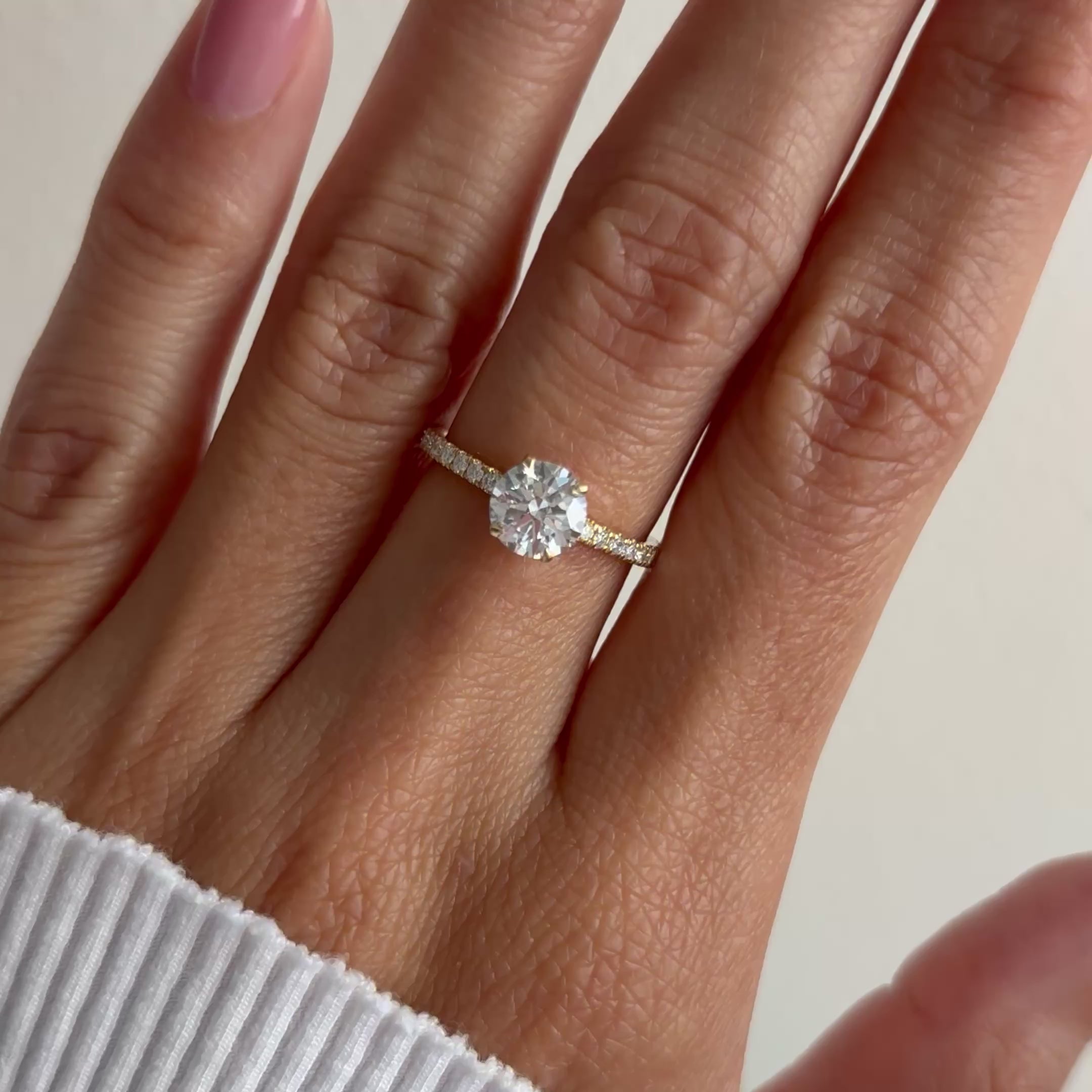 El diamante se muestra con 1.00cts 