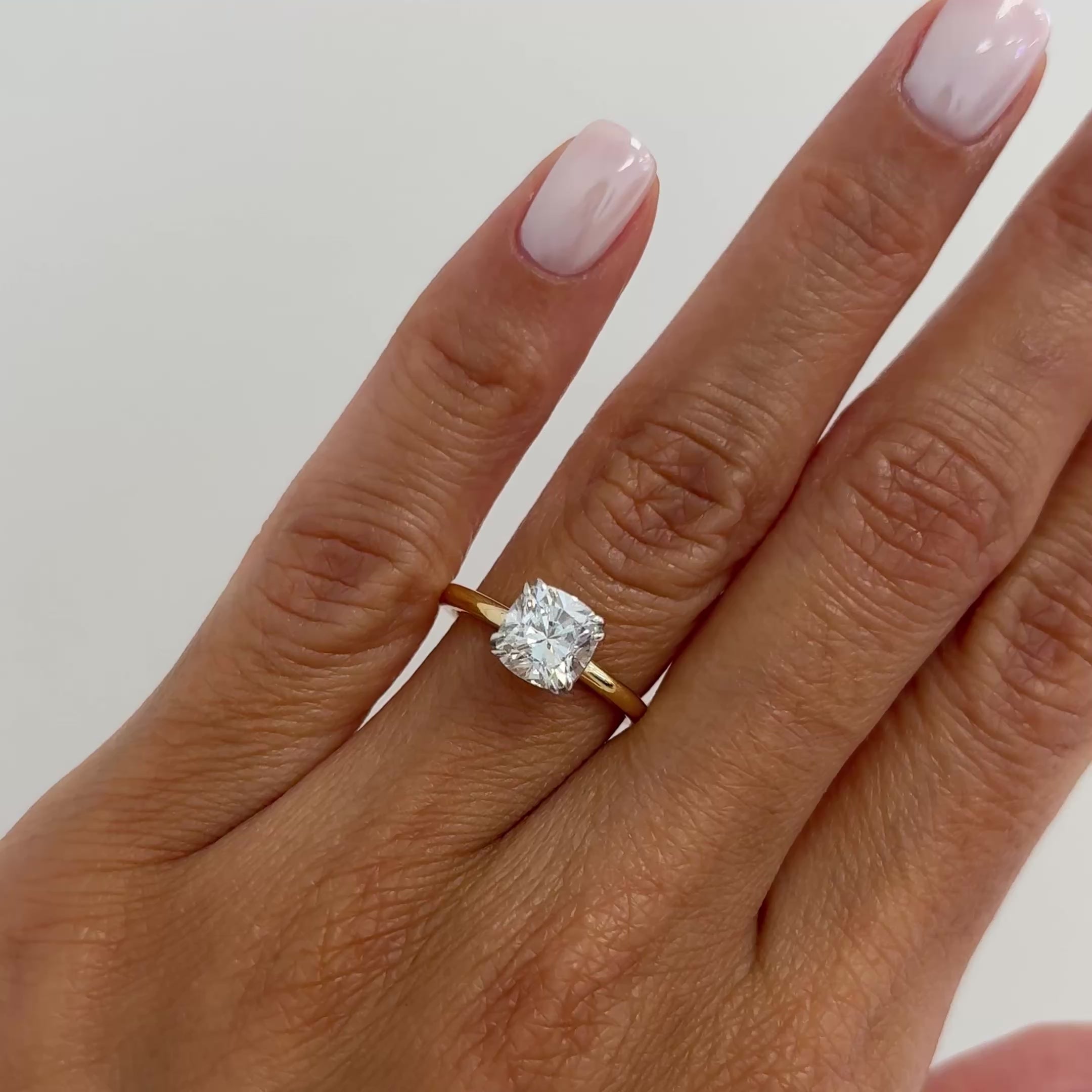 El diamante se muestra con 1.50cts