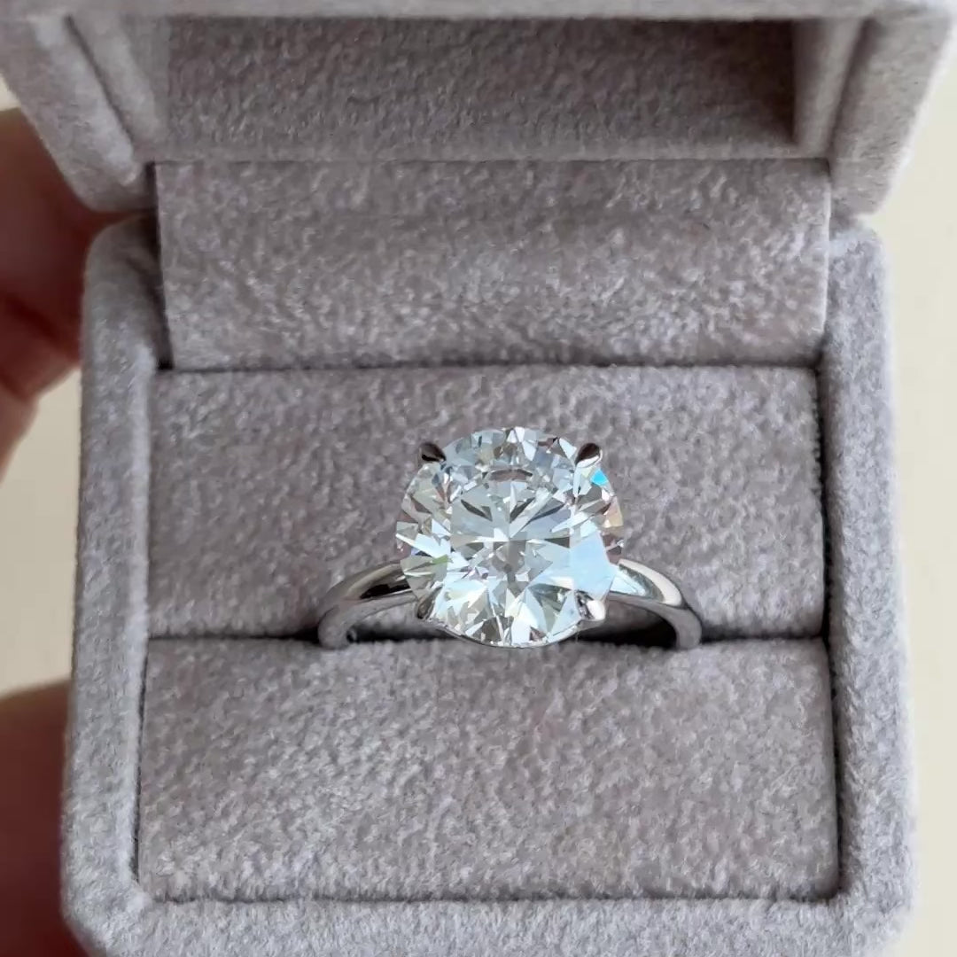 El diamante se muestra con 4.00cts