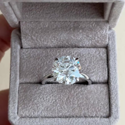 El diamante se muestra con 4.00cts