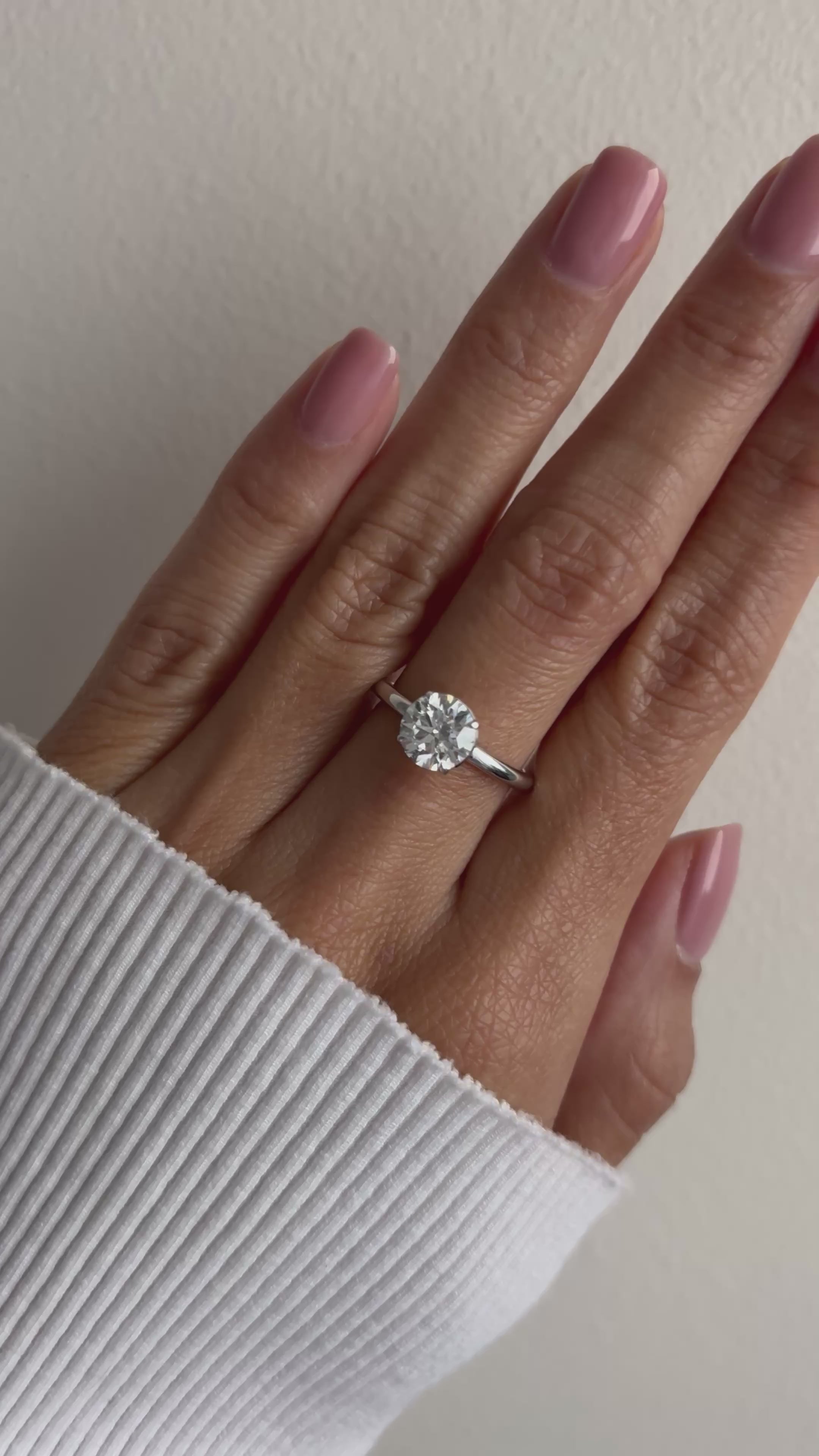 El diamante se muestra con 1.50cts